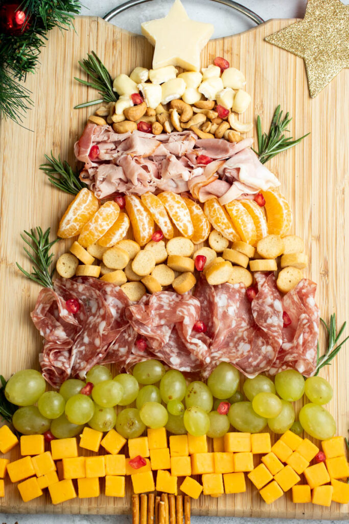 Plateau En Bois En Forme De Sapin De Noël - 38x24x1,3cm, Planche à Servir Pour Charcuterie, Fromage, Biscuits | Décoration Festive Et Utilitaire Pour Table De Fêtes