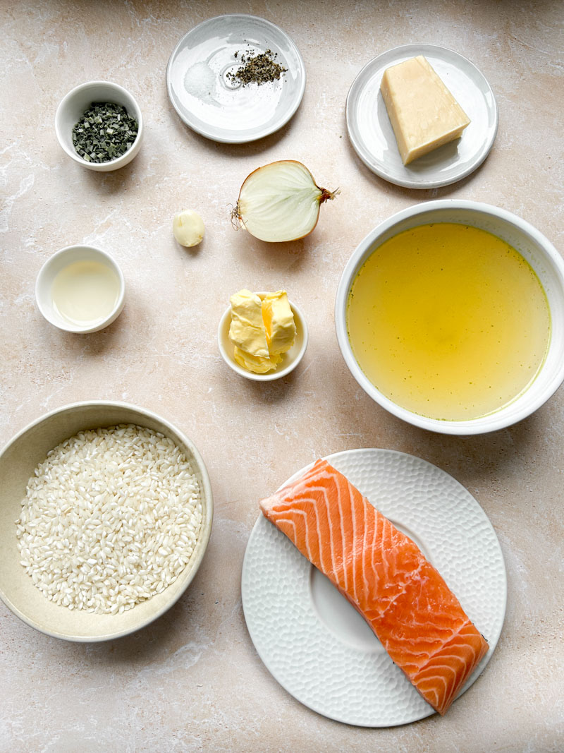 Les ingrédients du risotto au saumon dans des bols et des assiettes.