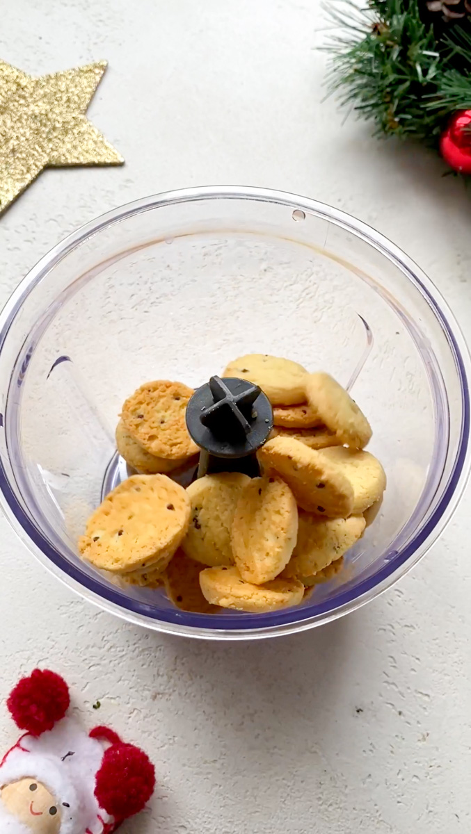 Biscuits salés dans un bol en plastique, prêt à être blendés.