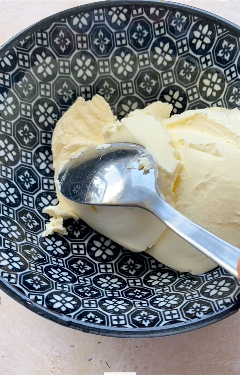 Crème fraîche et fromage frais dans un bol bleu.