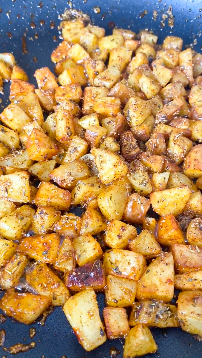 Pommes de terre rissolées cuites dans la poêle.