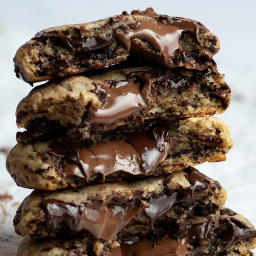 Cookies avec un coeur coulant au Nutella empilés les uns sur les autres.