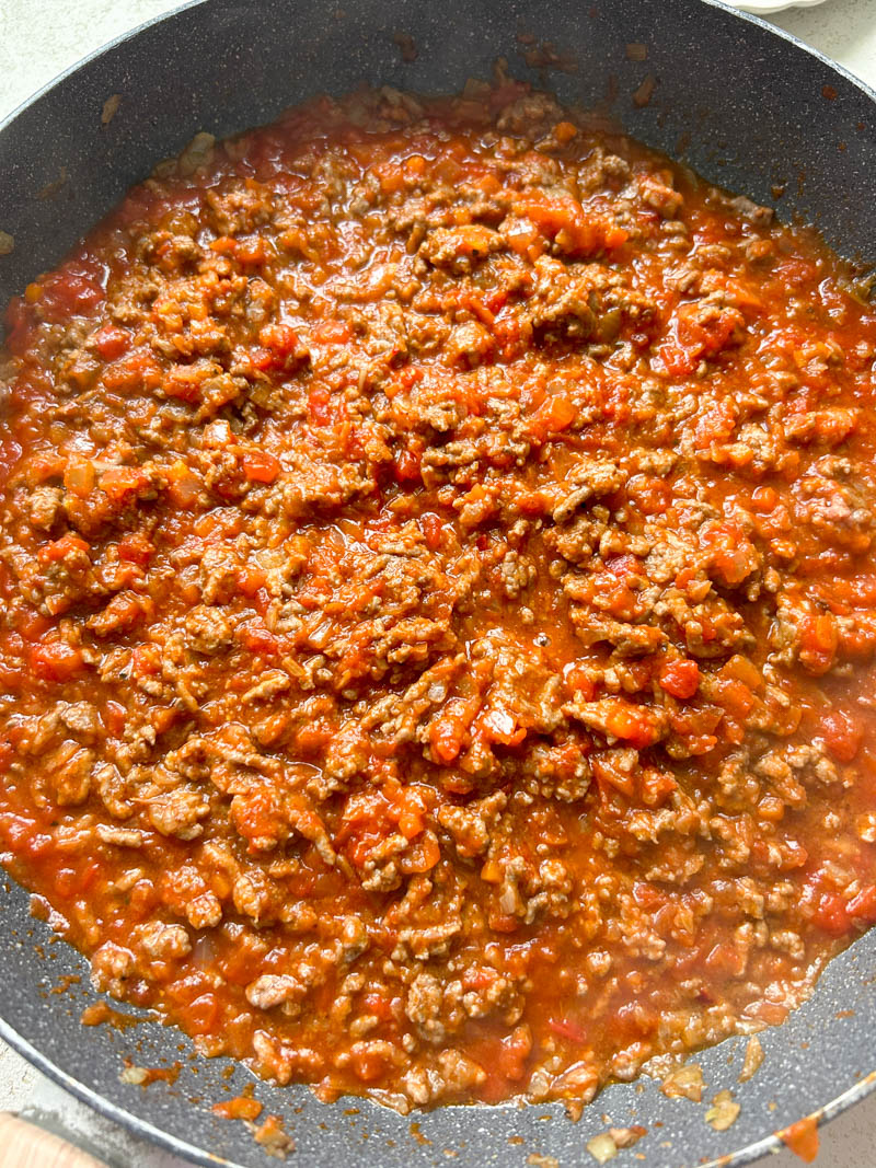 Sauce à la viande et sauce tomate dans la poêle.