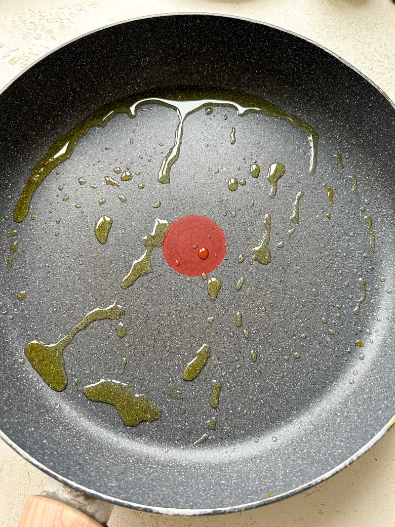 Huile d'olive dans une grande poêle.