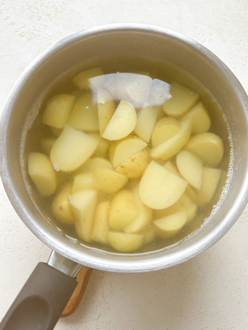 Pommes de terre dans une casserole d'eau bouillante.