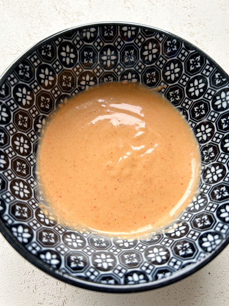 Les ingrédients de la sauce Bang Bang mélangés dans un bol.