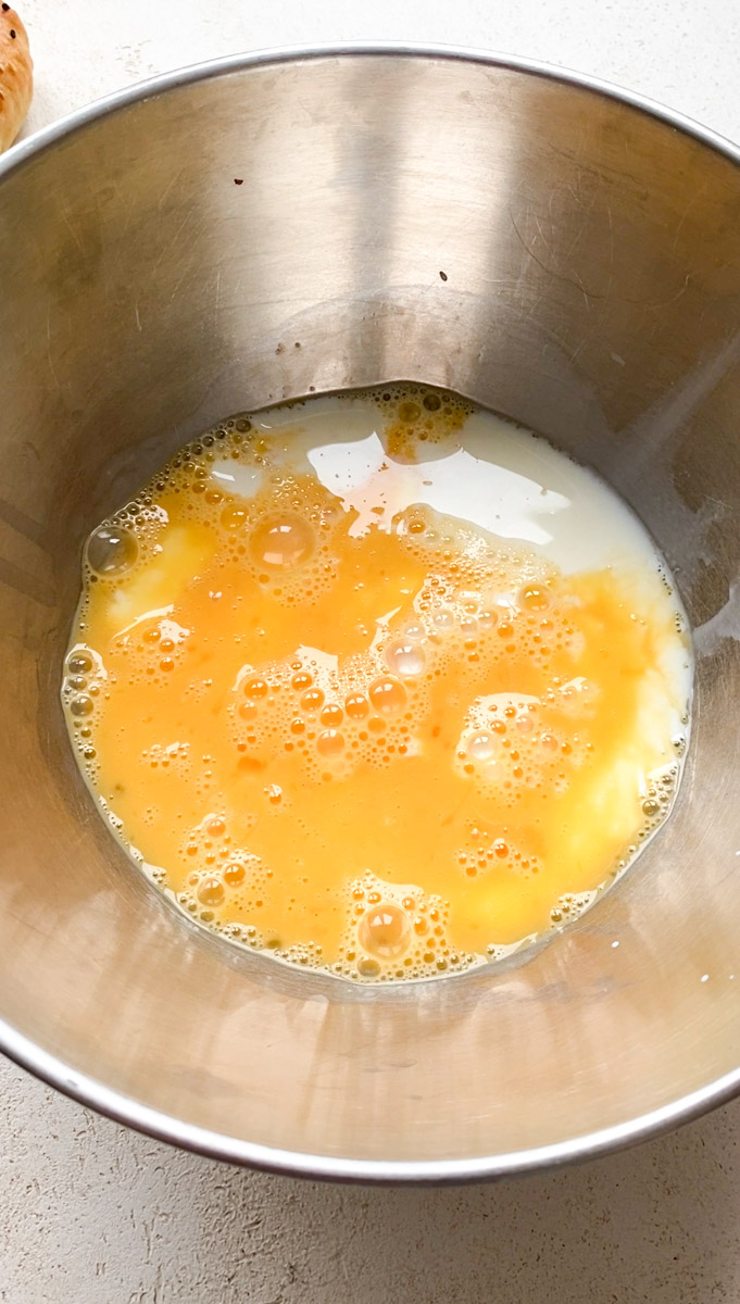 Les œufs et du lait dans un bol.