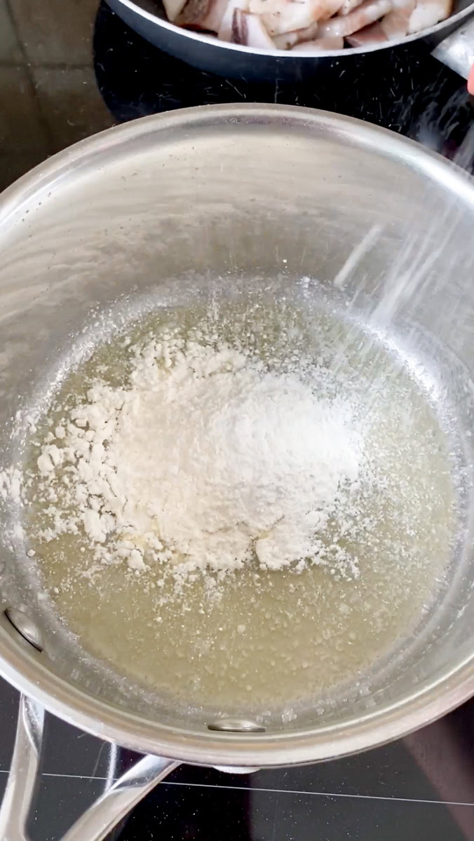 Farine rajoutée dans la casserole de beurre fondu.
