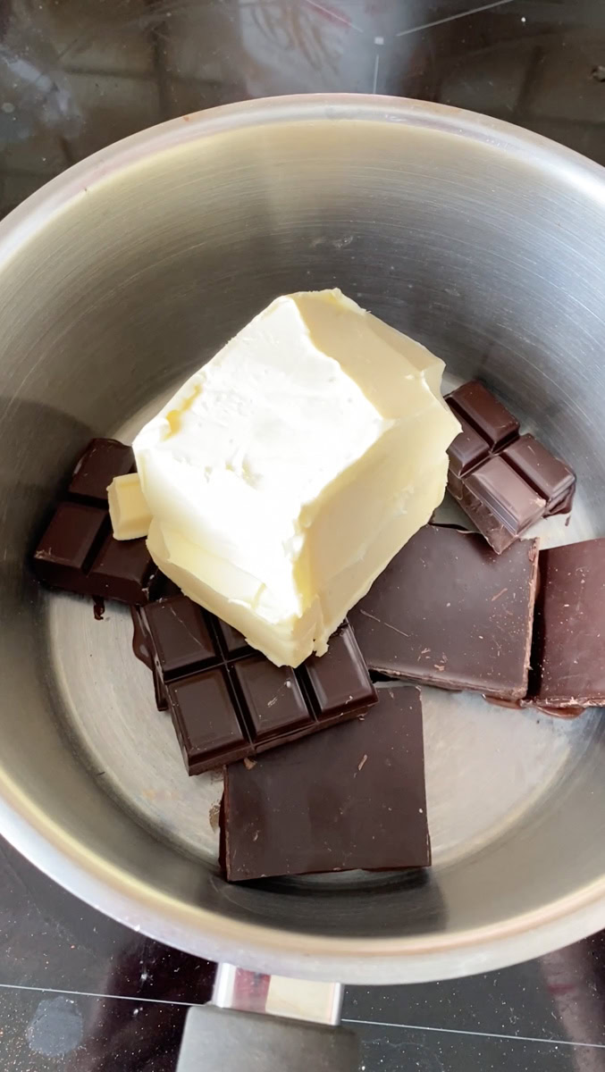 Le chocolat noir et le beurre fondent dans une casserole.