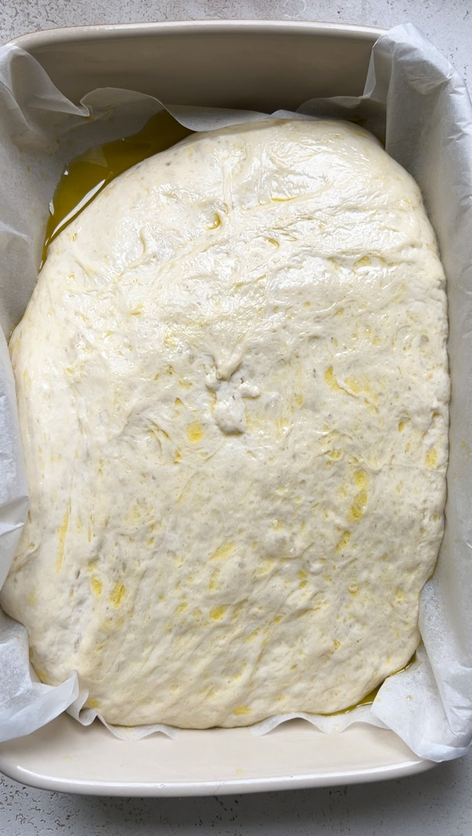La pâte qui prend toute la place dans le plat, après sa deuxième levée.