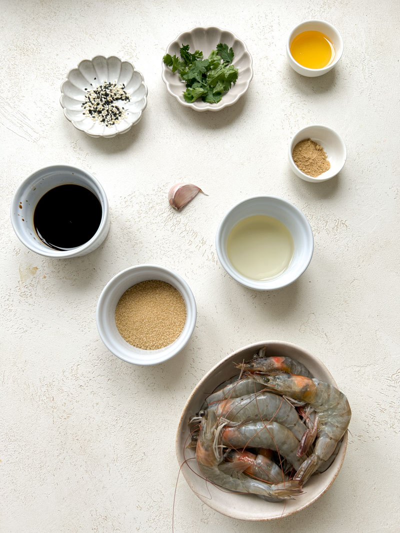 Ingrédients pour faire des crevettes Teriyaki dans des assiettes et bols beiges et blancs.