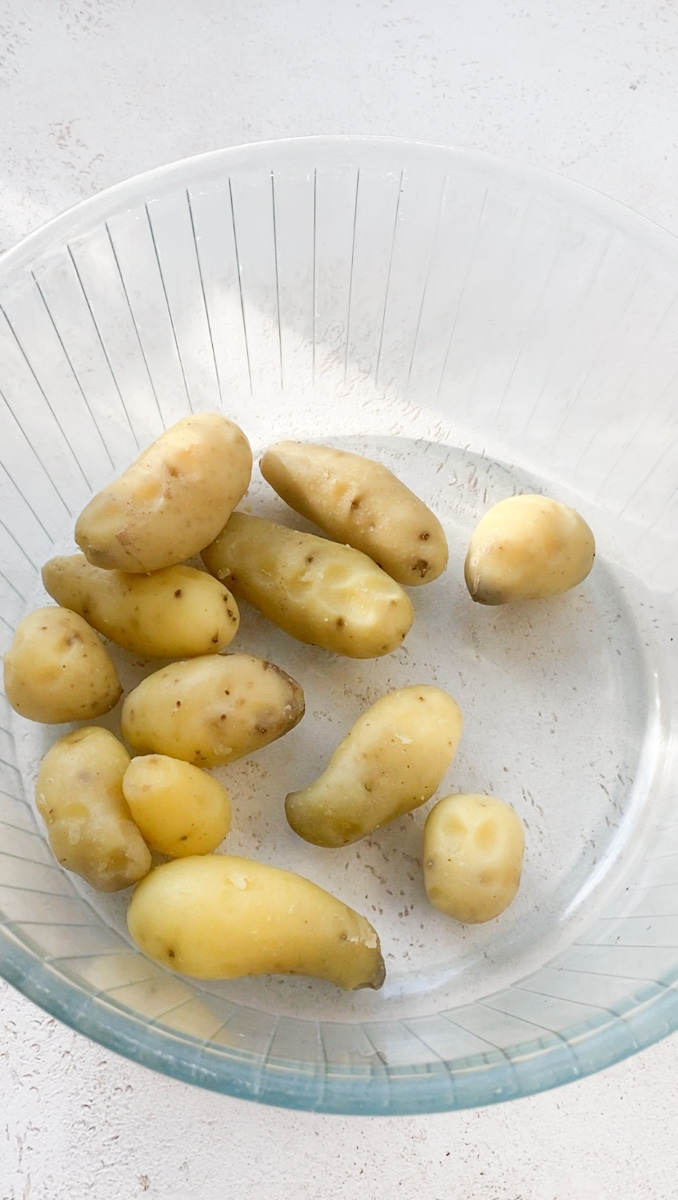 Pommes de terre dans un saladier transparent.