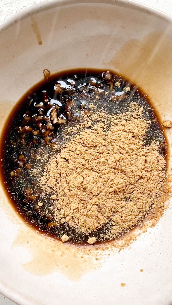 Les ingrédients de la sauce Teriyaki maison sont mélangés dans un bol beige.