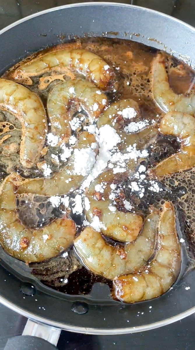 Les crevettes, la sauce Teriyaki et la fécule de maïs cuisent dans la poêle.