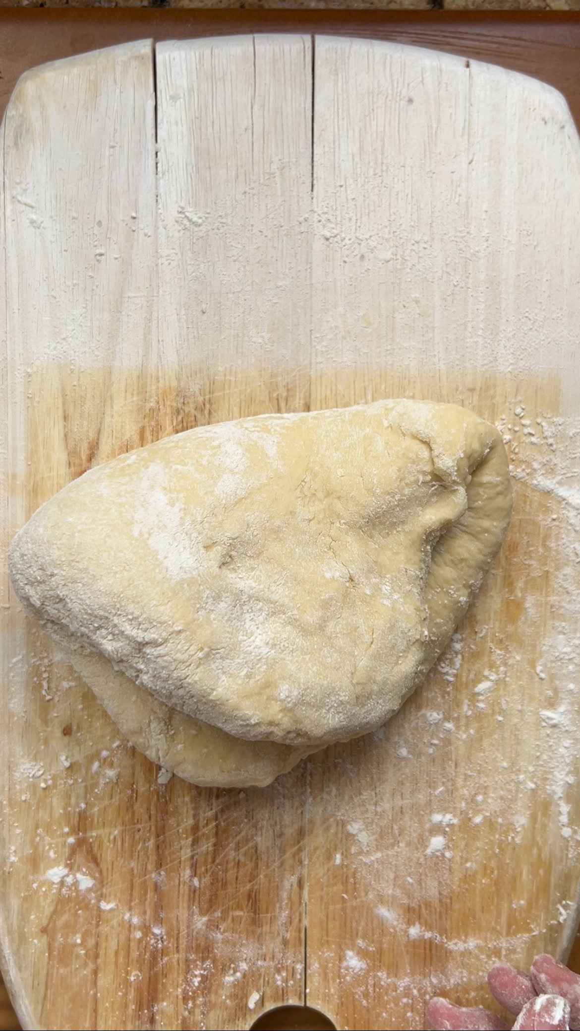 La pâte est repliée vers le bas.