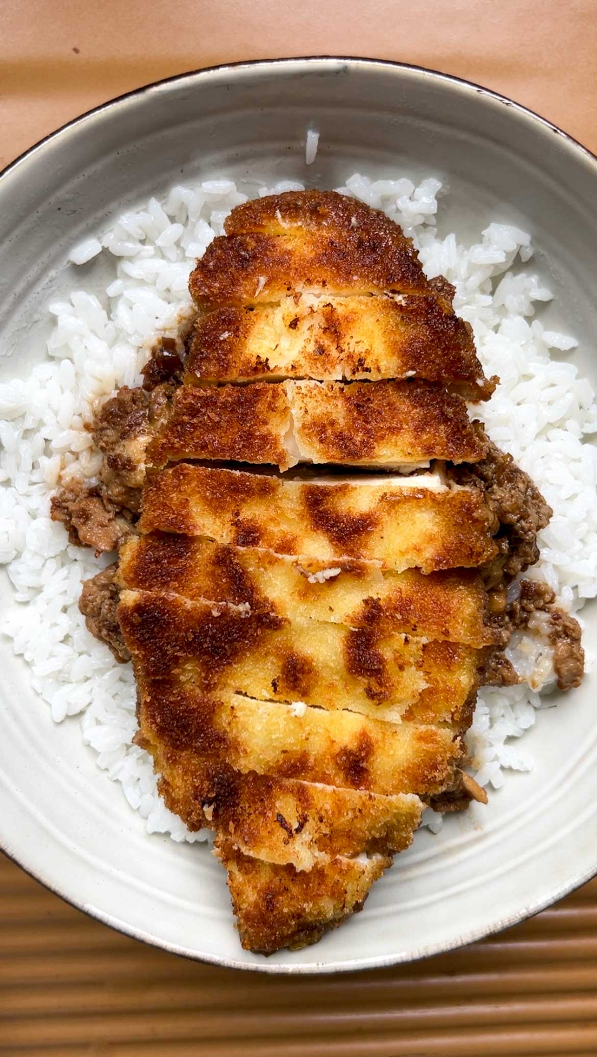 Filet de poulet pané ajouté à l'omelette et au riz à sushi.