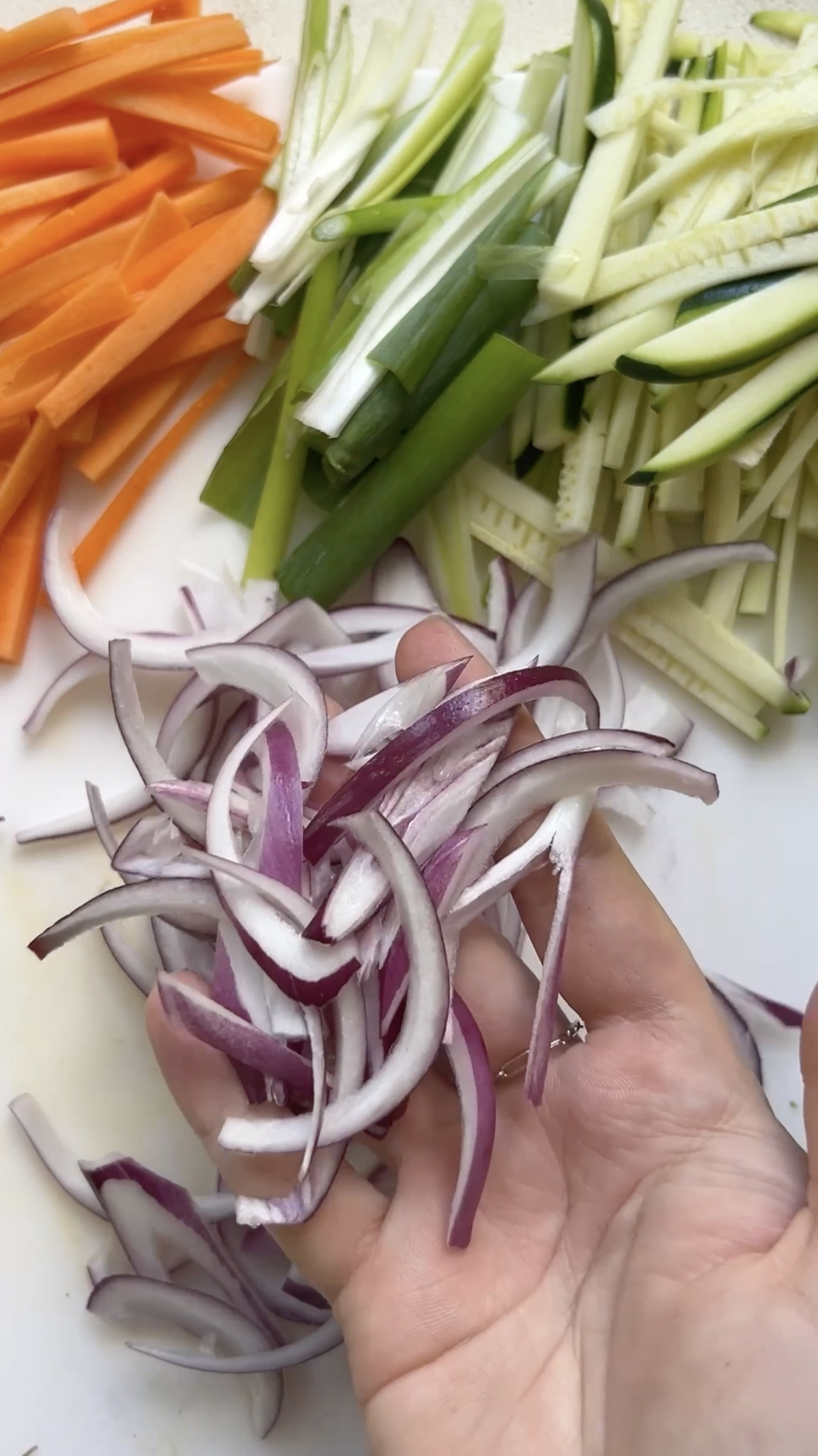 Légumes coupés en fins bâtonnets.