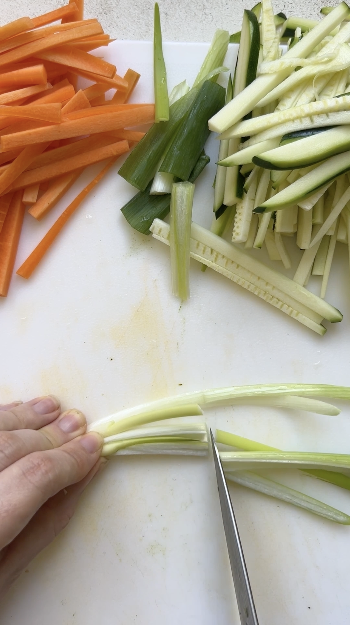 Légumes coupés en fins bâtonnets.