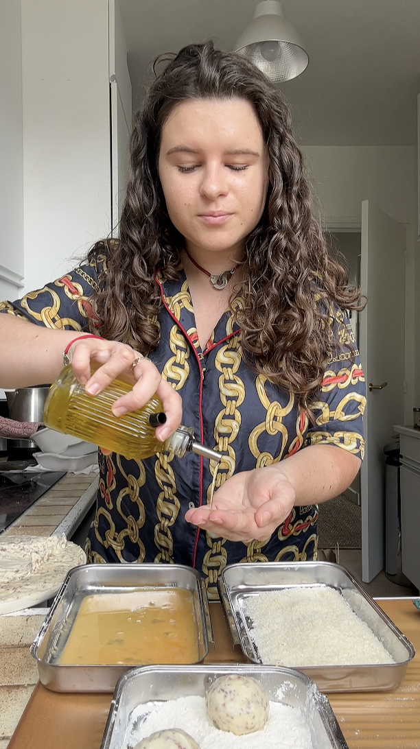 Marie qui se verse un peu d'huile d'olive dans les mains.