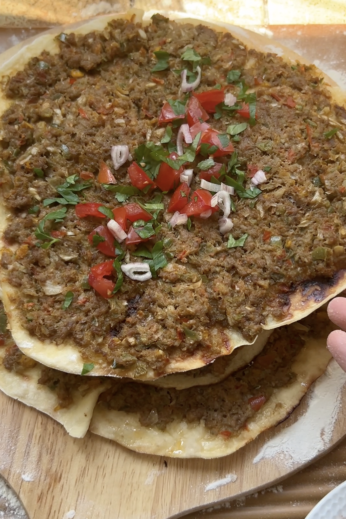 Trois Lahmacun empilés les uns sur les autres.