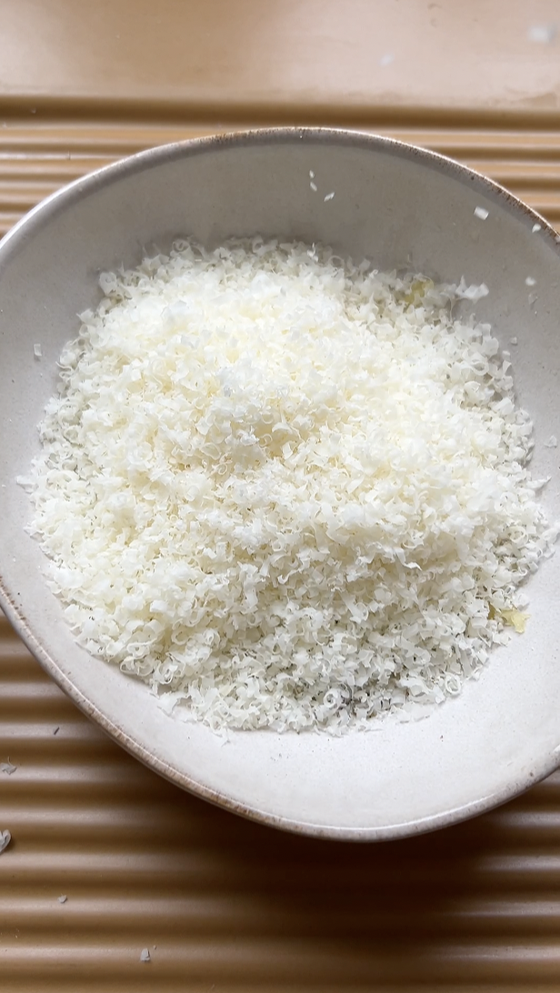 Parmesan rajouté au mélange de beurre fondu et Zaatar.