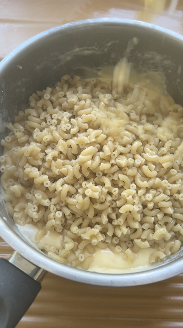 Cooked and drained coquillettes added to béchamel and cheese casserole.