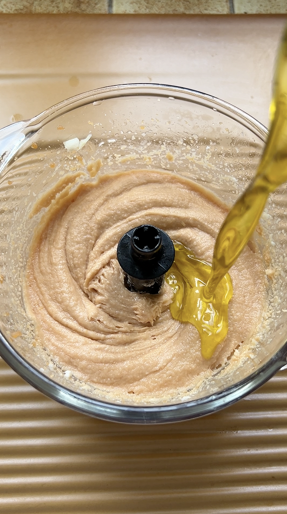 Huile d'olive versée dans le blender de tarama.