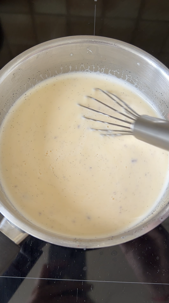 Mélange de lait et de jaunes d'oeuf remis dans la casserole, pour épaissir.