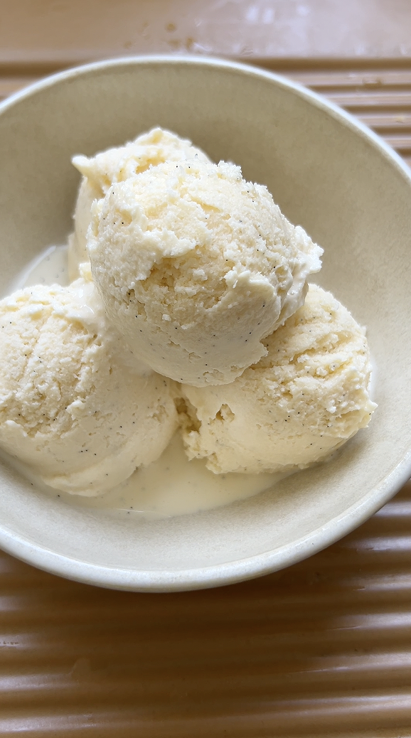 4 boules de glace dans un petit bol beige.