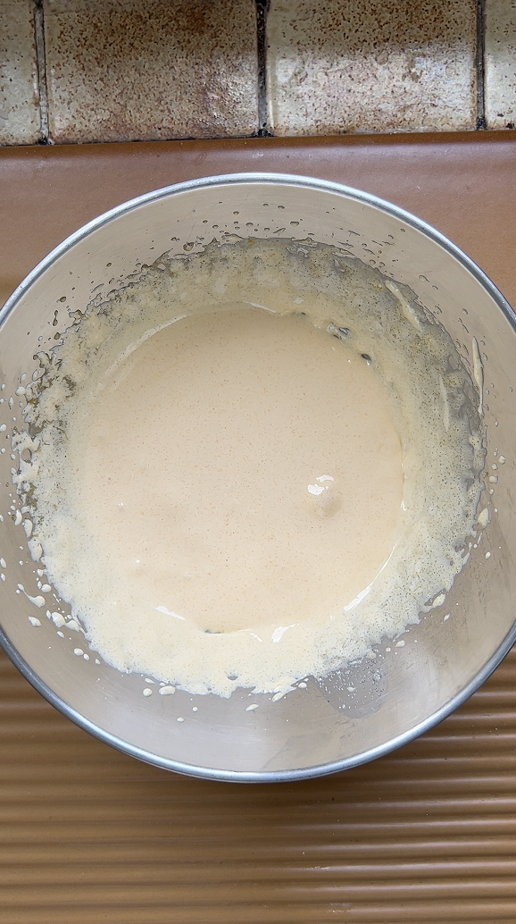 Jaunes d'oeuf et sucre battus dans un bol.