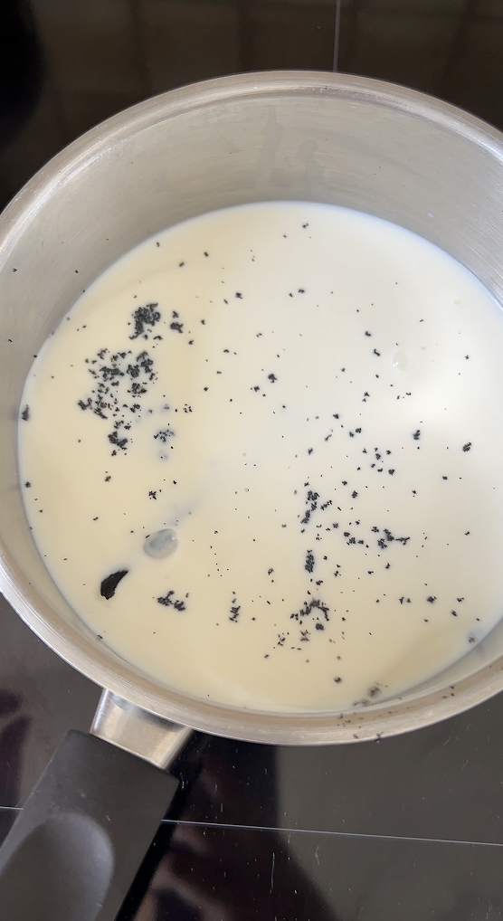 Lait dans une casserole avec de la vanille.