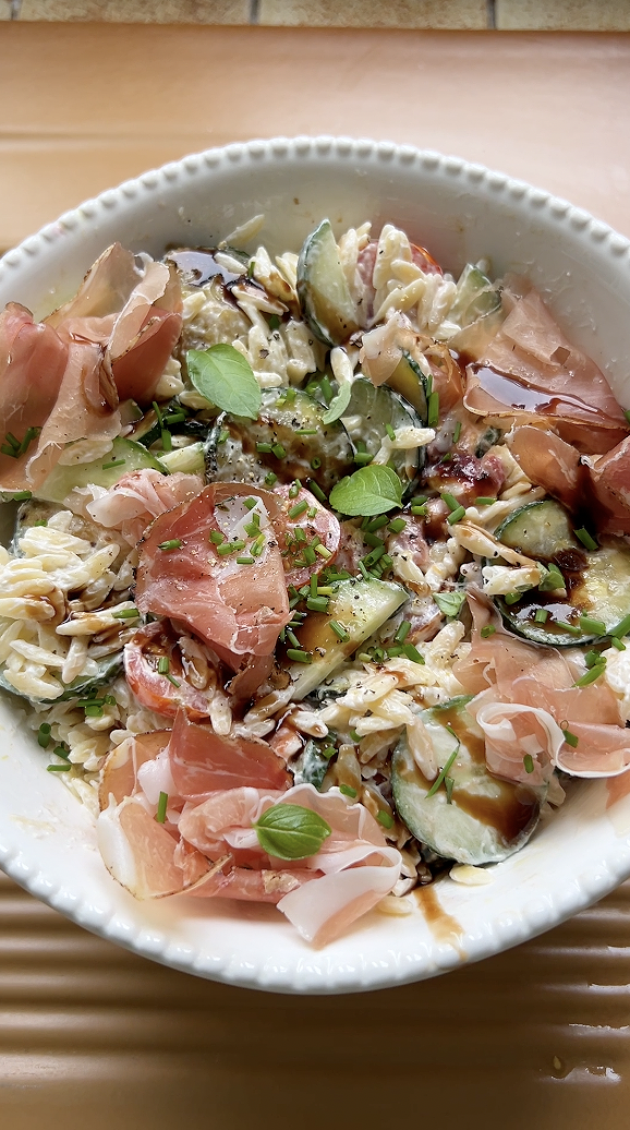 Herbes fraîches et filet de velours de Balsamique rajoutés à la salade de pâtes.