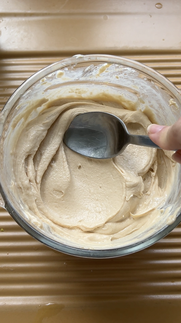 Une cuillère qui mélange le tarama, prêt, dans le blender.