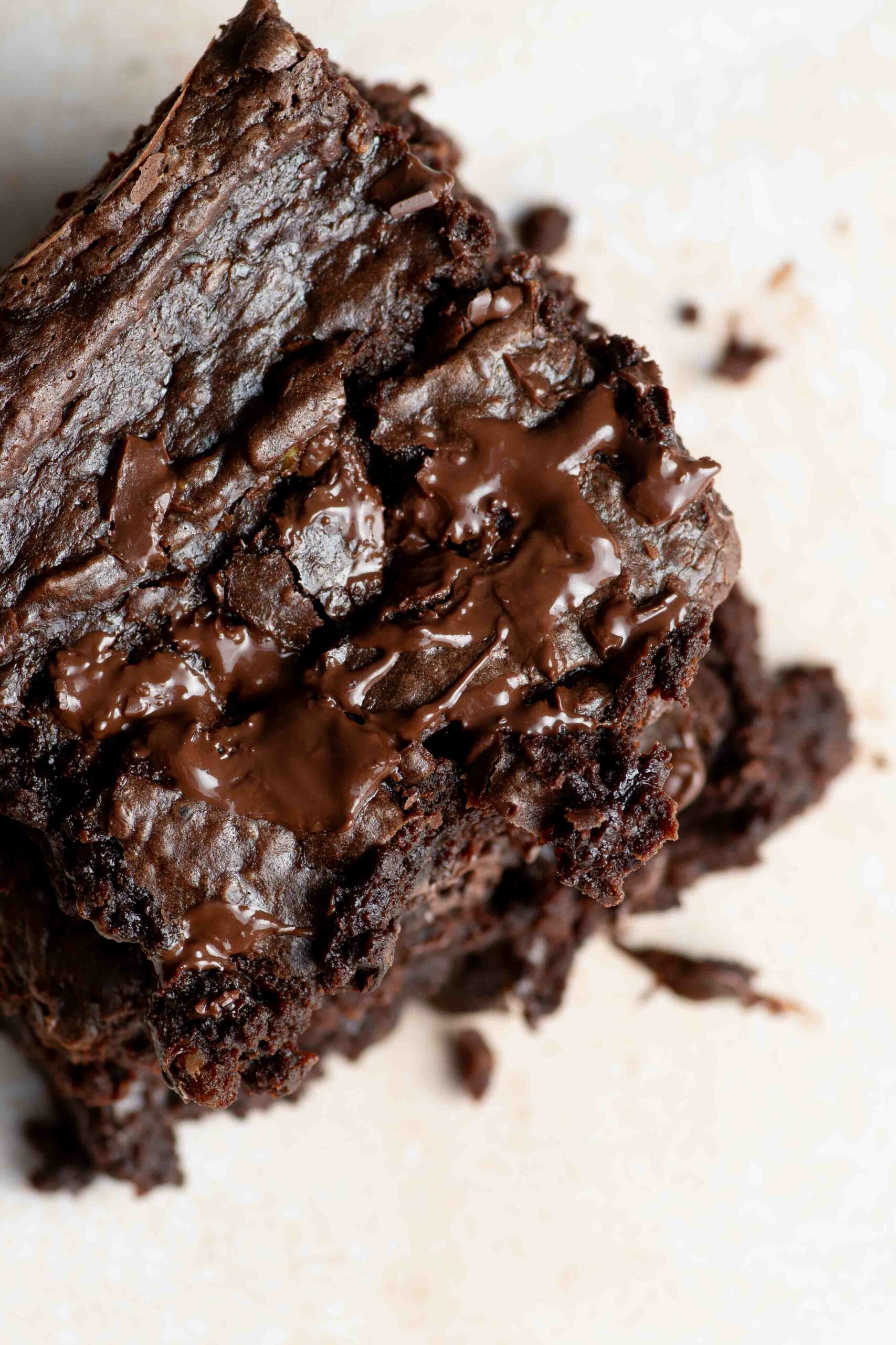 Trois parts de brownie empilées les unes sur les autres.