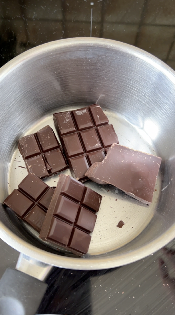 Morceaux de chocolat dans une casserole.