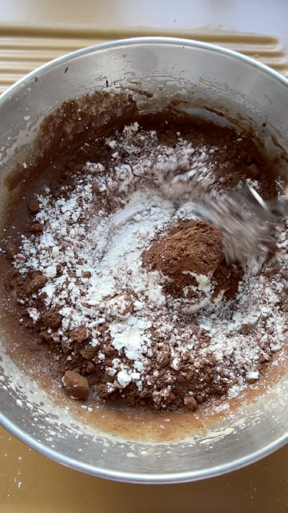 Farine, Maïzena, cacao en poudre et bicarbonate rajoutés au mélange de chocolat.