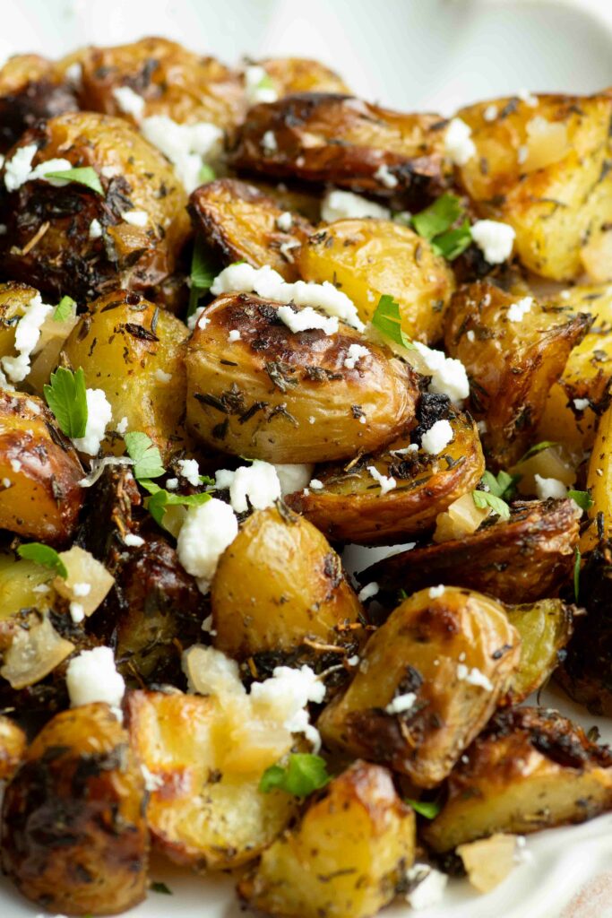 Pommes de terre au citron confit, feta et persil dans une assiette.