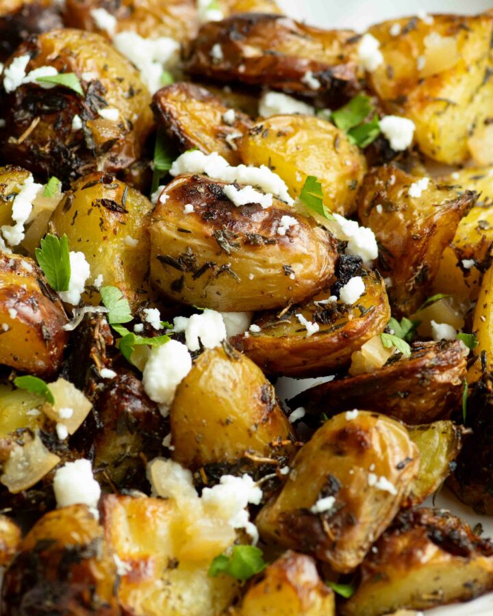 Pommes de terre au citron confit, feta et persil dans une assiette.