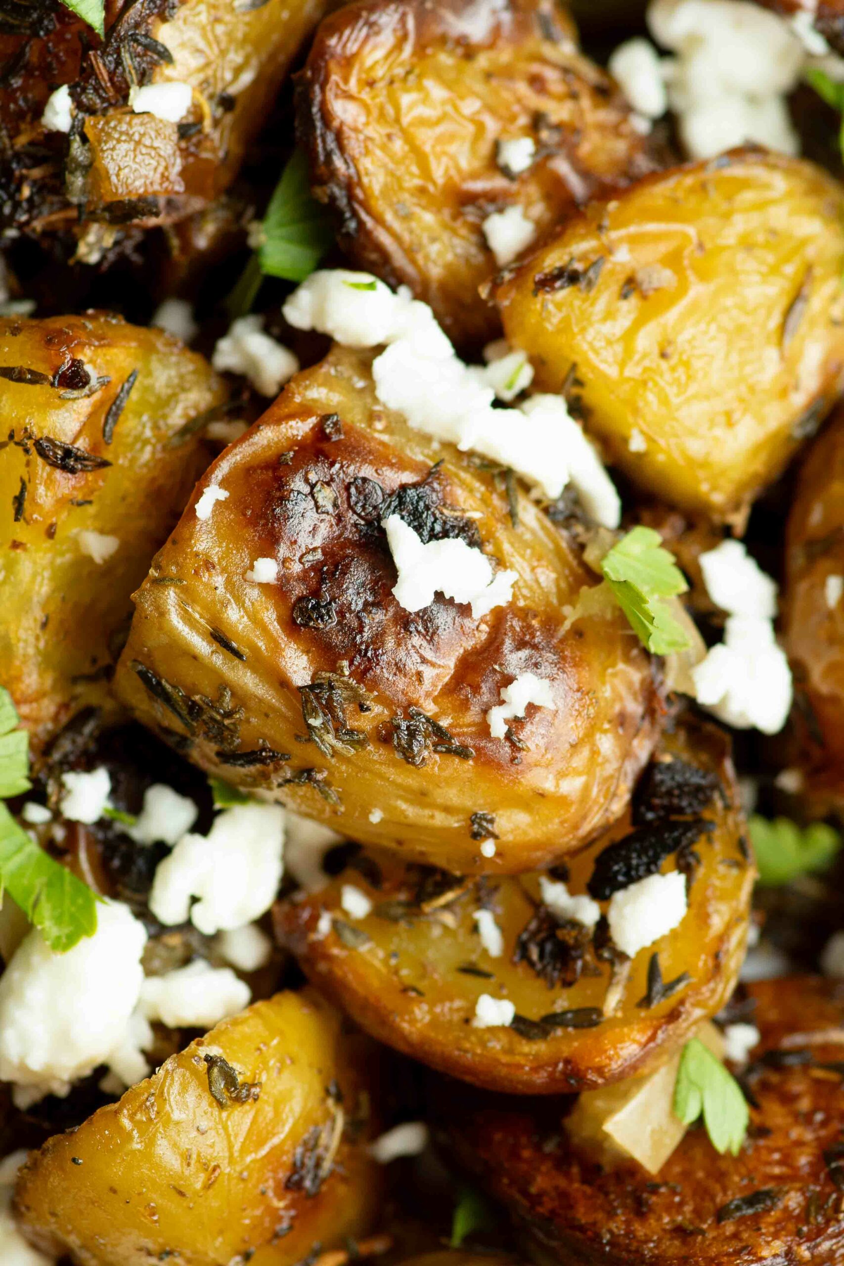 Pommes de terre au citron confit, feta et persil dans une assiette.