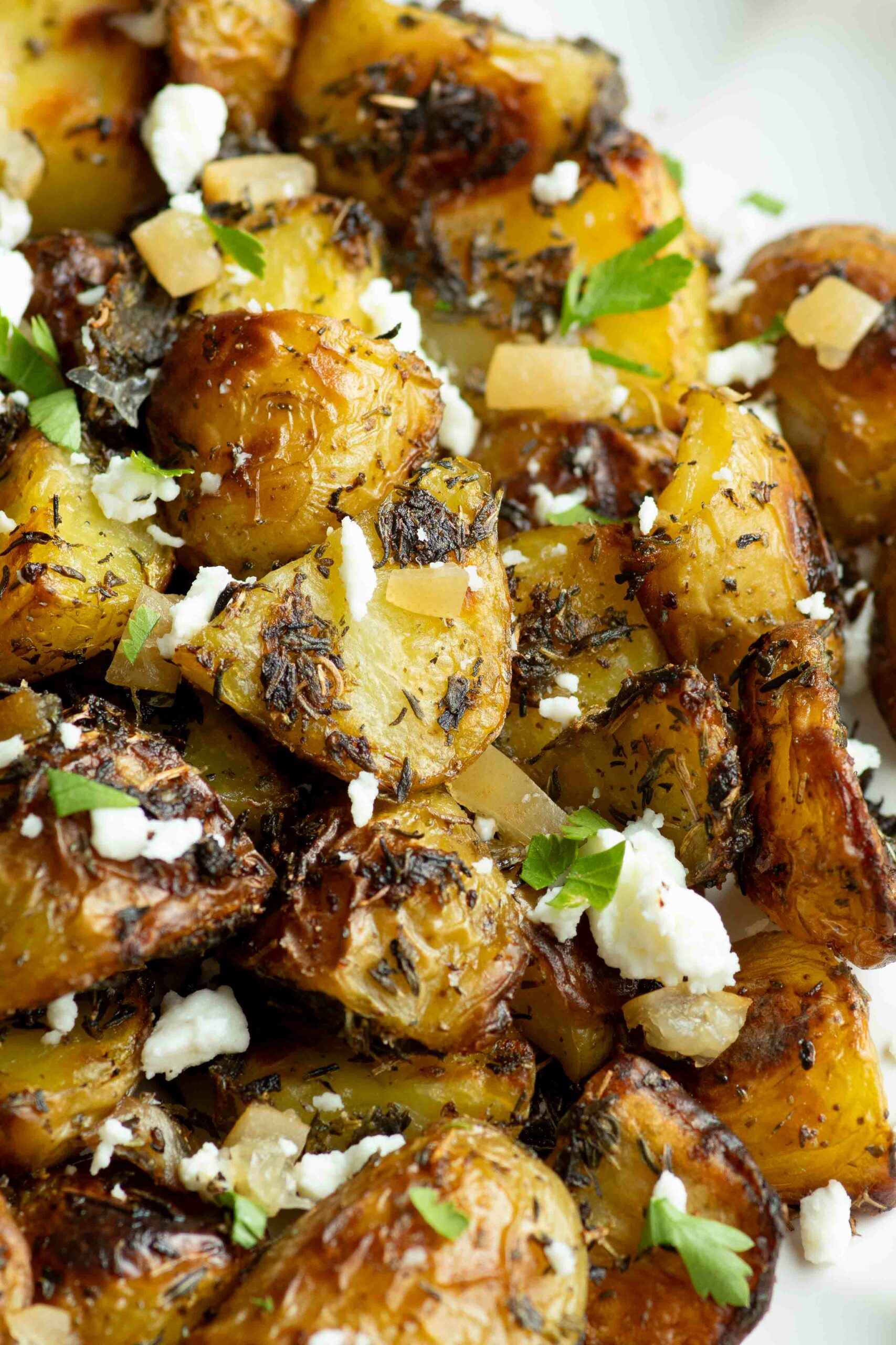 Pommes de terre au citron confit, feta et persil dans une assiette.