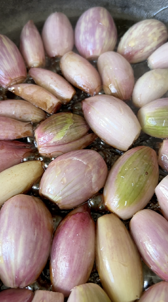 Vinaigre de Balsamique et miel rajoutés à la poêle d'échalotes.