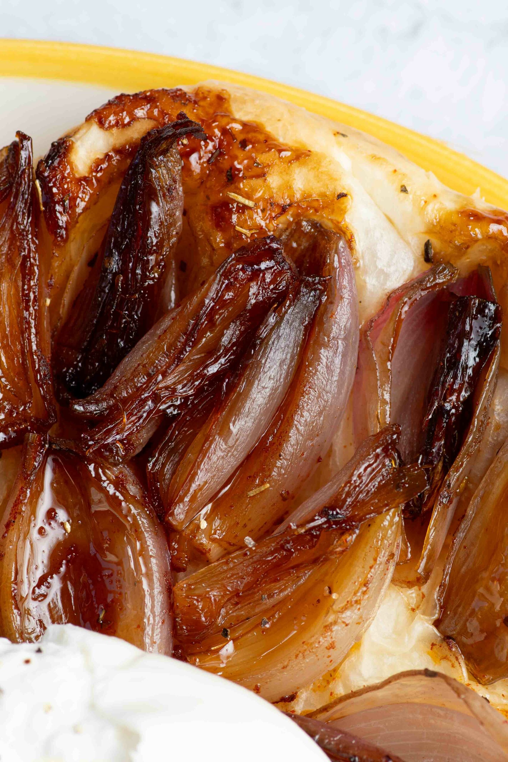 Zoom on caramelized shallots.