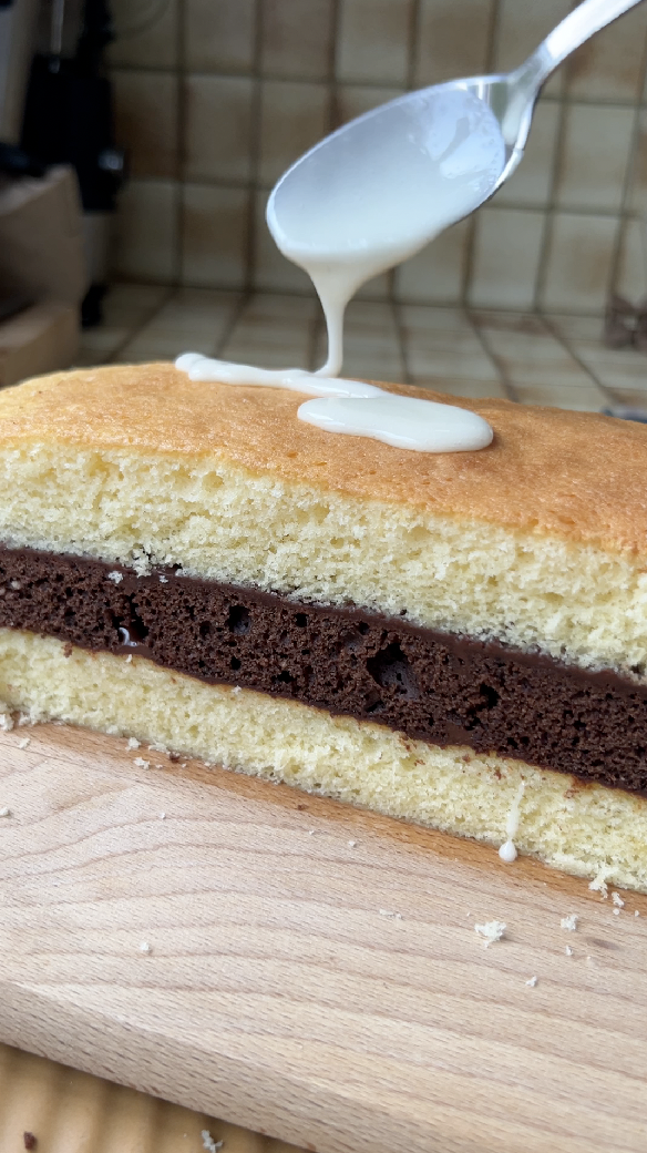 Tablespoon that pours the glaze over the cake.