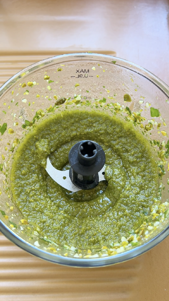 Pesto de pistaches mixé dans un blender.