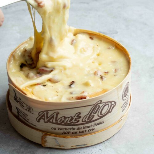 Cuillère à soupe qui prend un peu de Mont d'Or, lardons et pâtes : le fromage est super coulant.