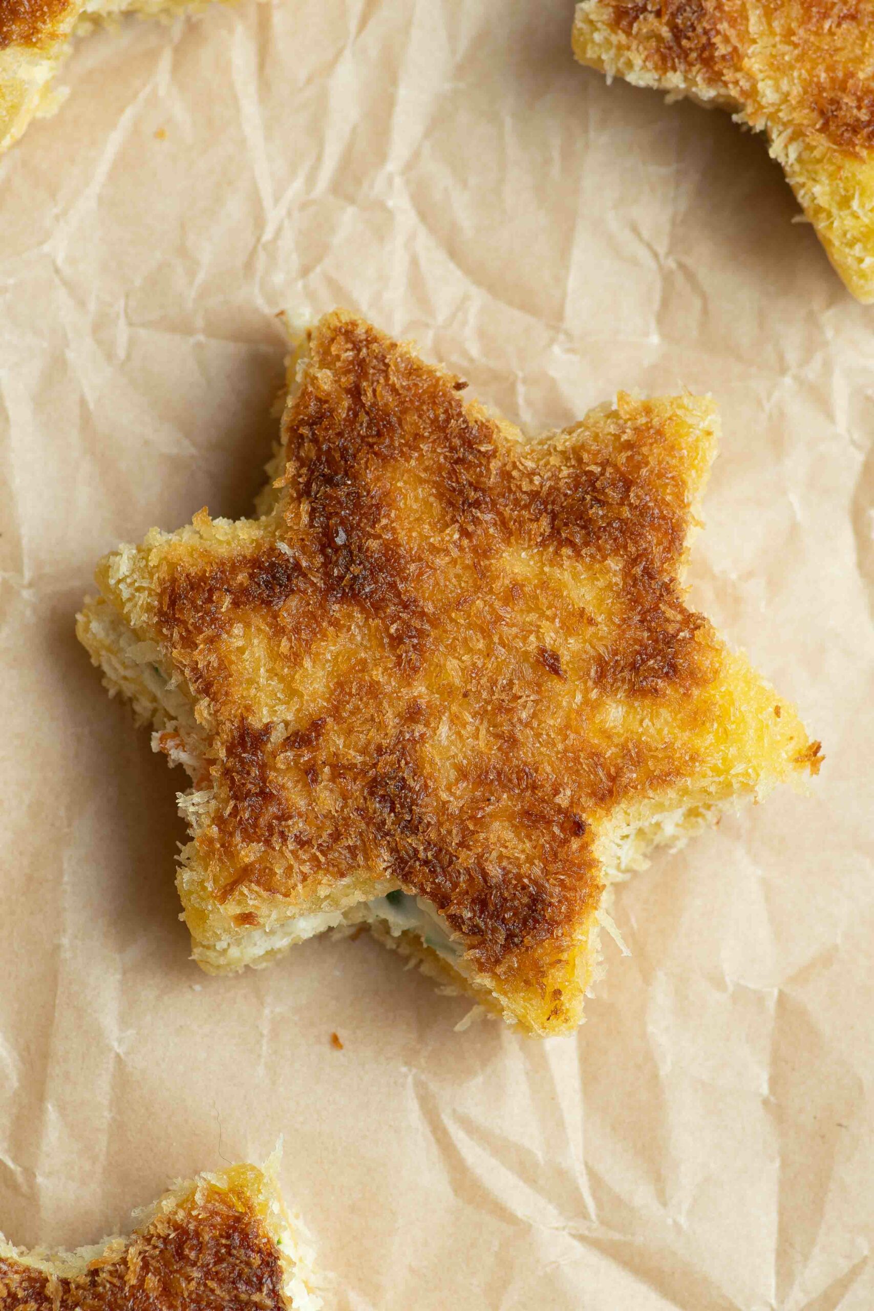 Petits croque-monsieur étoile sur du papier cuisson.