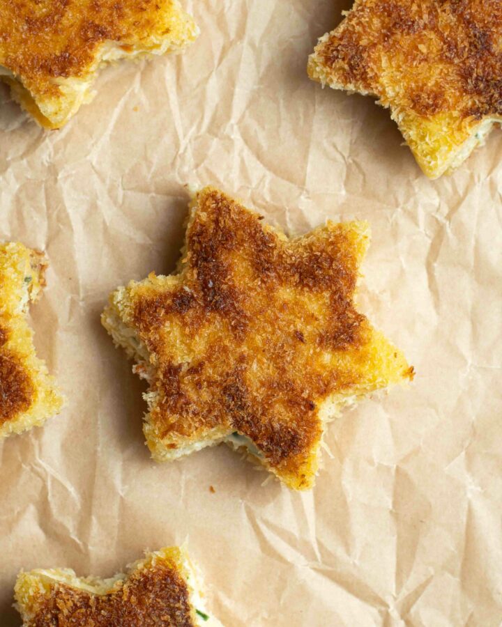 Petits croque-monsieur étoile sur du papier cuisson.