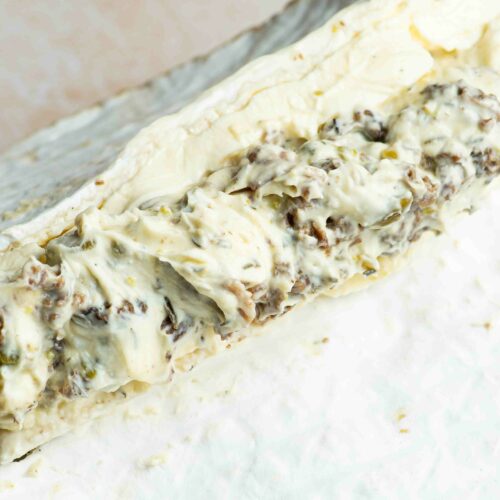 Fromage maison garni de morilles, pistaches, thym et huile de truffe.