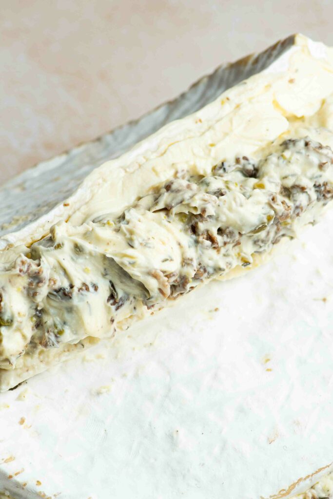 Fromage maison garni de morilles, pistaches, thym et huile de truffe.