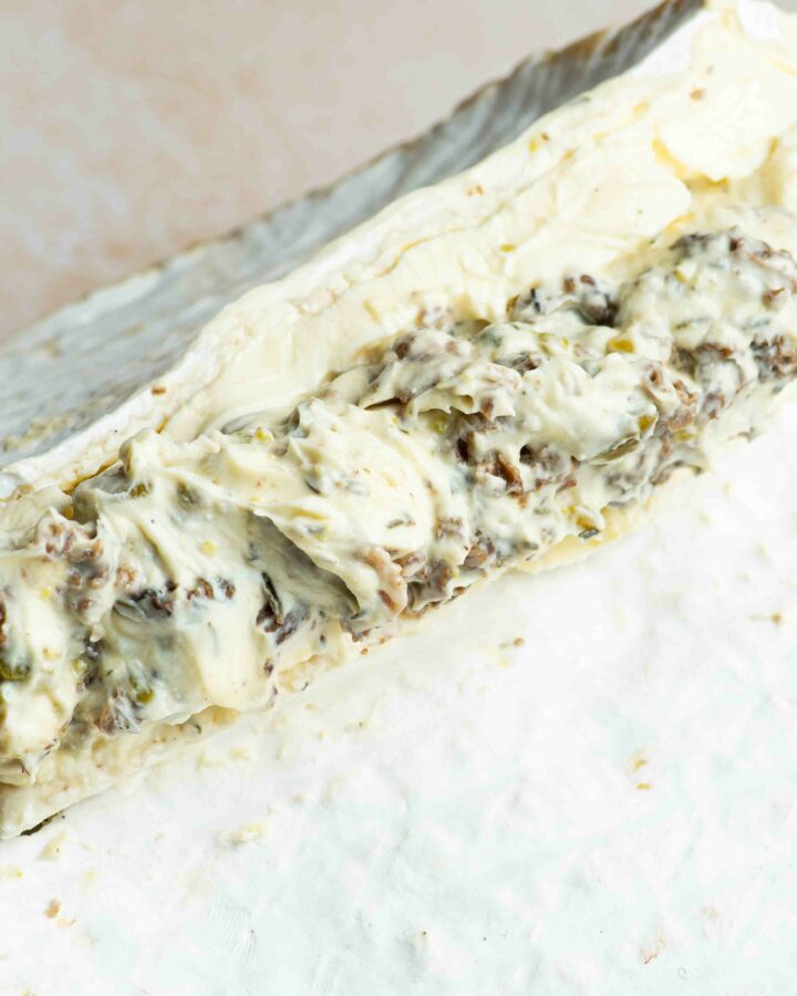 Fromage maison garni de morilles, pistaches, thym et huile de truffe.